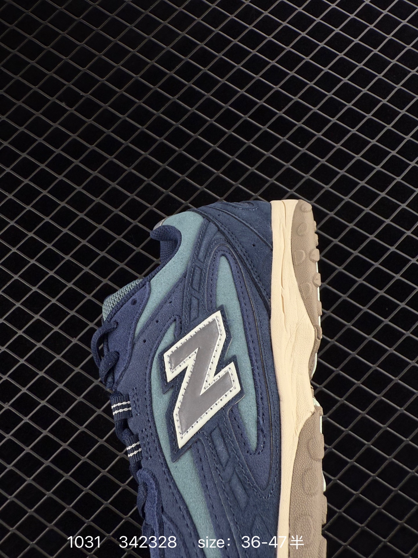 New Balance 204L
